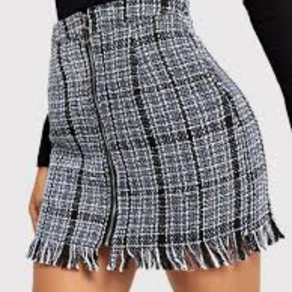 Shein tweed style with fringe on bottom size medium - Picture 6 of 6